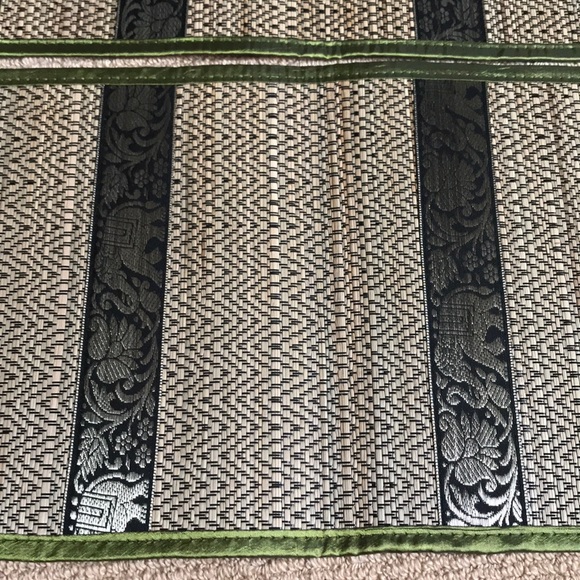 Green grass elephant pattern placemats. - Picture 3 of 4